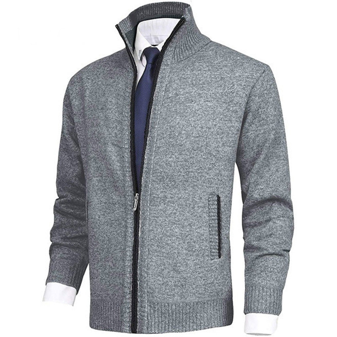 Cardigan polyvalent Lucas pour homme, s'adaptant à une tenue décontractée ou formelle chic.
