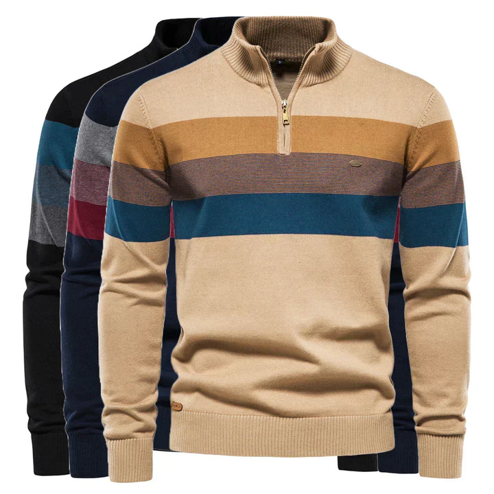 Homme portant pull zippé rayé, silhouette élégante. Ce pull homme assure style et confort quotidien.