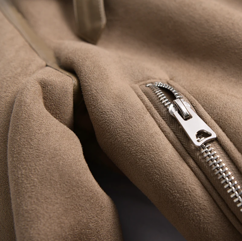 Blouson femme douillet pour l'automne-hiver. Veste biker chic et confortable avec col classique.