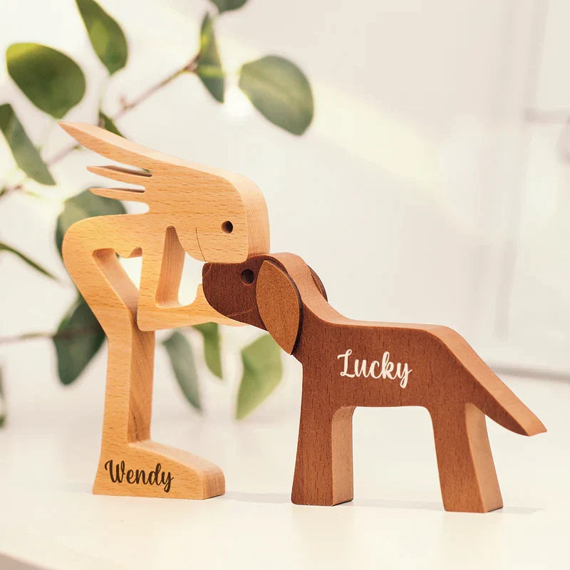 Figurine artisanale en bois naturel représentant un couple avec chien et chat. Souvenir animalier, décoration unique.