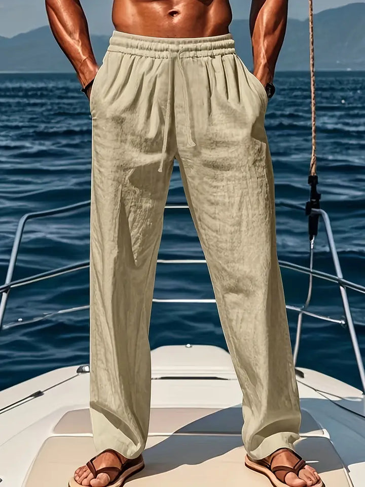Vue d'ensemble d'un pantalon large homme en lin respirant pour l'été, couleur sable, style décontracté chic.