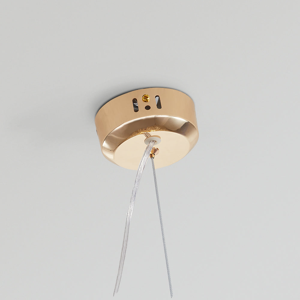 Suspension LED design moderne, luminaire décoratif pour la cuisine ou un hall d'entrée. Éclairage LED fonctionnel.