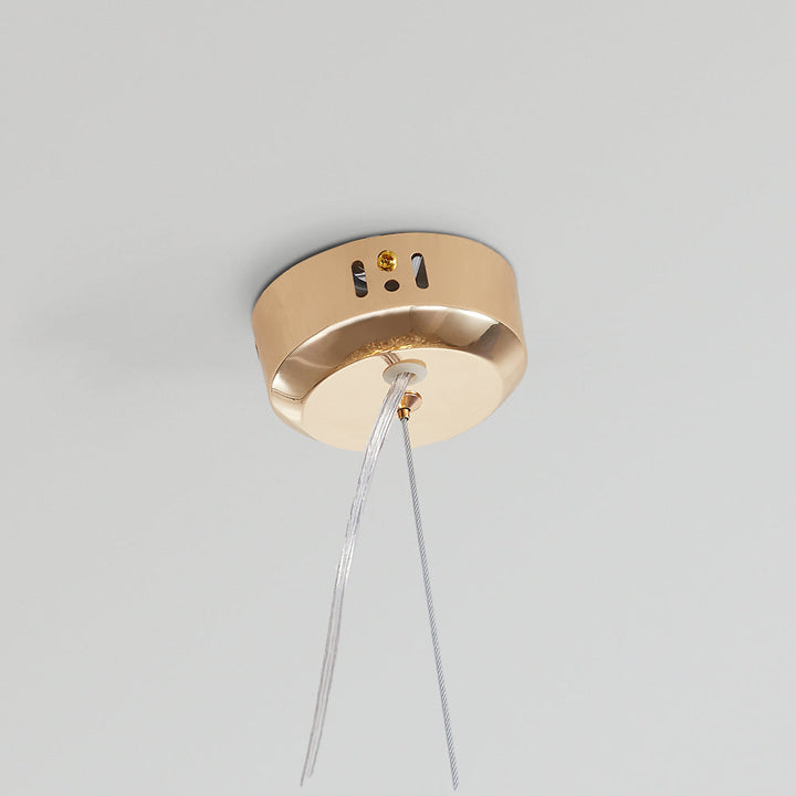 Suspension LED design moderne, luminaire décoratif pour la cuisine ou un hall d'entrée. Éclairage LED fonctionnel.