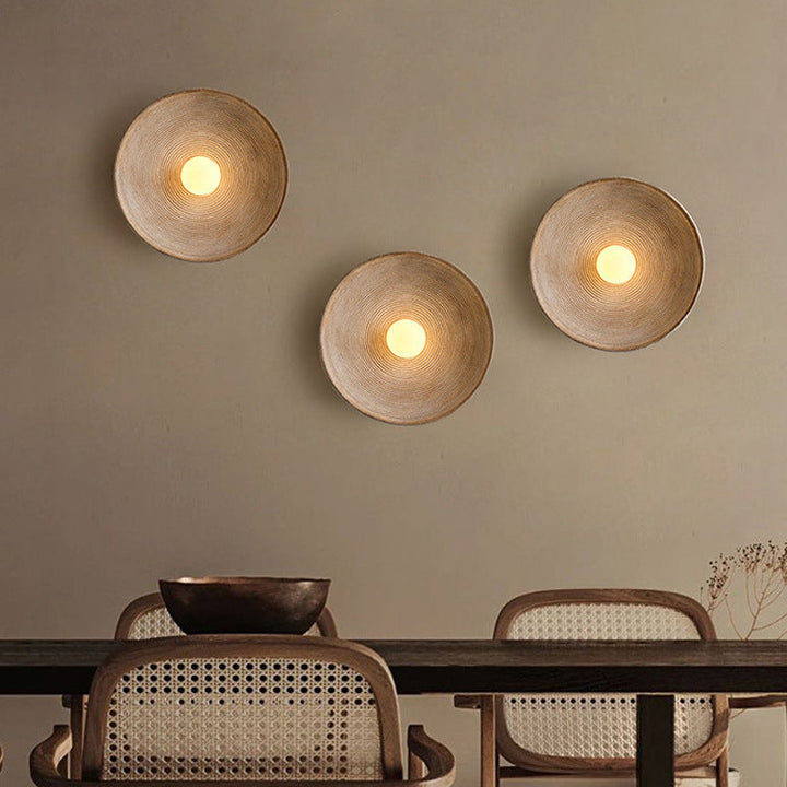 Applique murale Wabi-Sabi en bois naturel, style Japandi, pour une lumière ambiante chaleureuse au salon ou chambre.