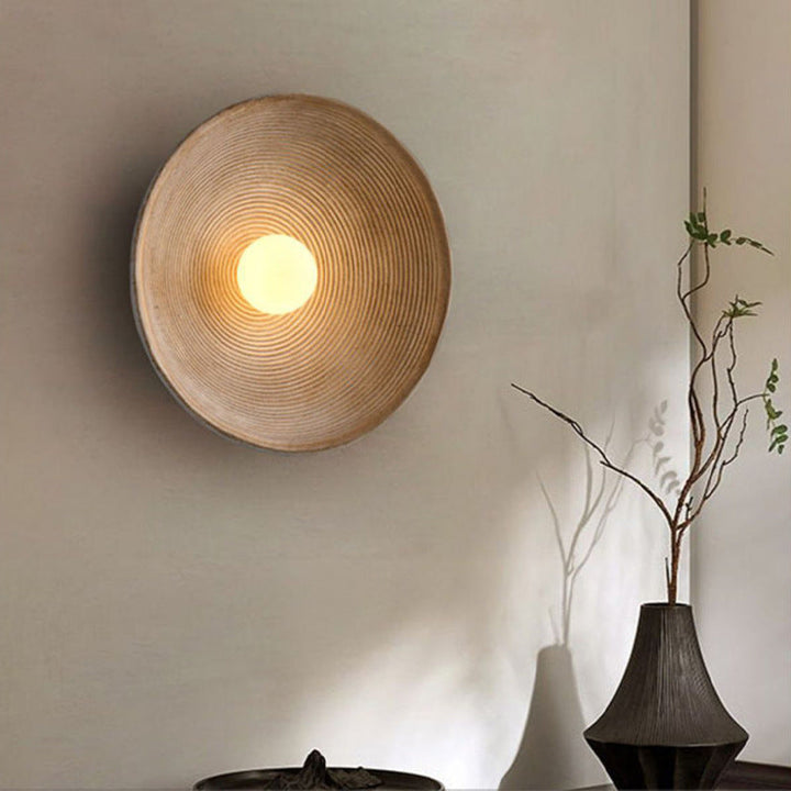 Luminaire mural minimaliste Wabi-Sabi en bois pour intérieur. Crée une ambiance japonaise douce dans le salon.
