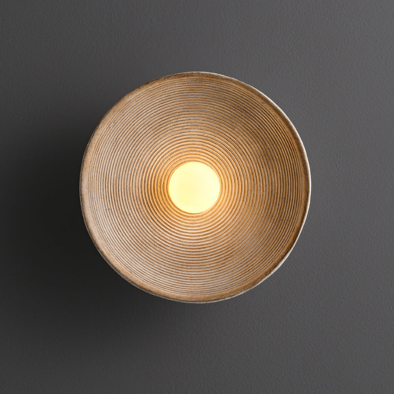 Applique murale en bois brut, design Wabi-Sabi. Luminaire intérieur minimaliste pour salon ou chambre à coucher.