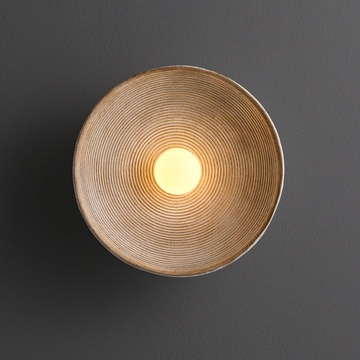Applique murale en bois brut, design Wabi-Sabi. Luminaire intérieur minimaliste pour salon ou chambre à coucher.