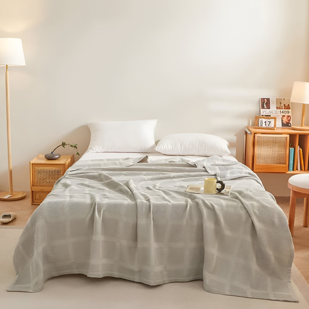 Jeté de lit en coton respirant, motif vichy, apporte confort et style à la chambre.