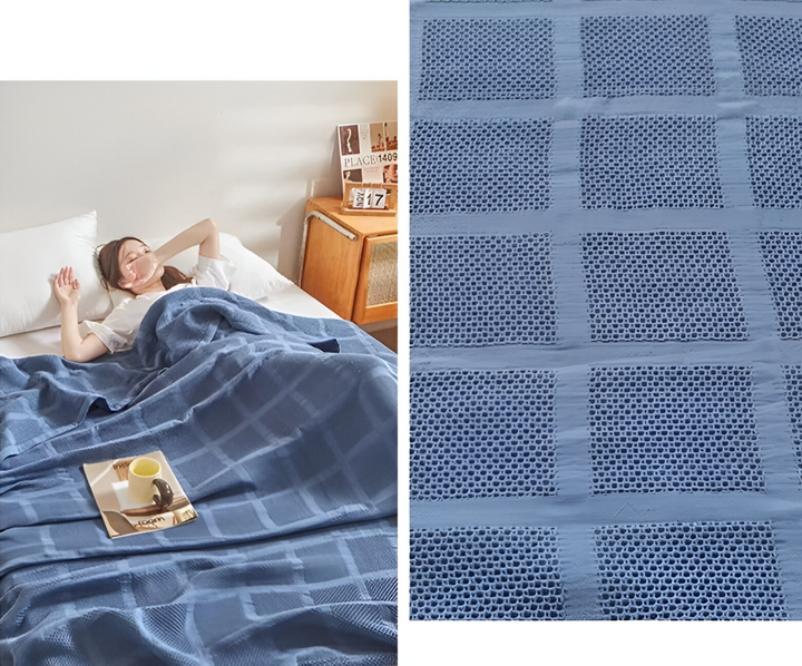 Couverture de voyage compacte en coton doux, motif vichy, légère et pratique.