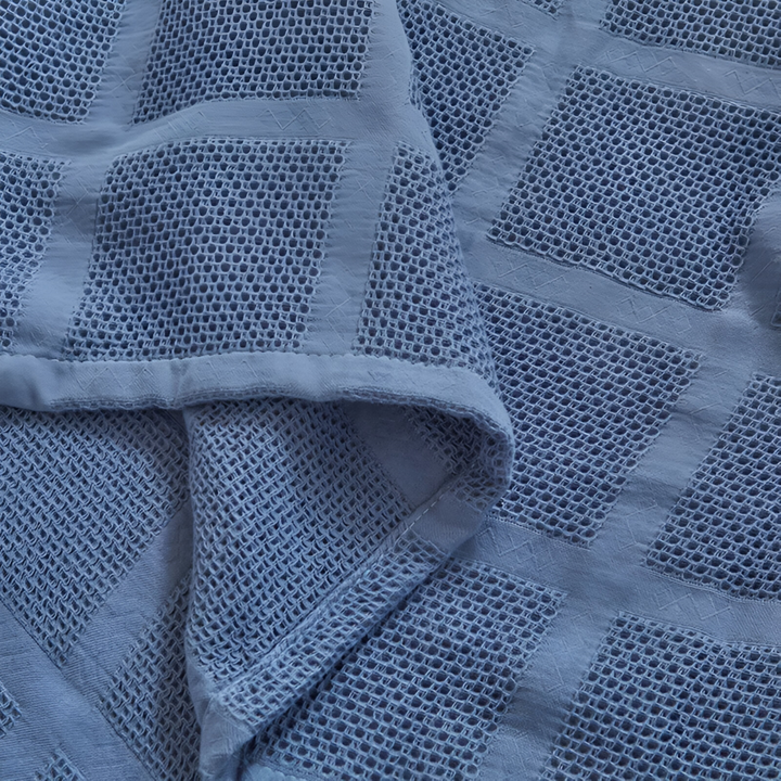 Couverture en coton douce, motif vichy, idéale pour les moments de détente.