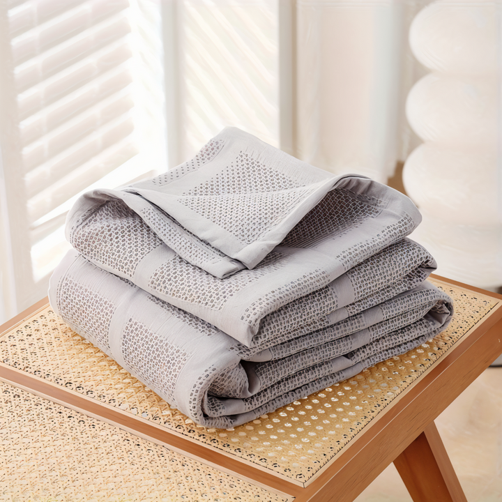 Plaid léger et confortable en coton, motif vichy, parfait pour une sieste.