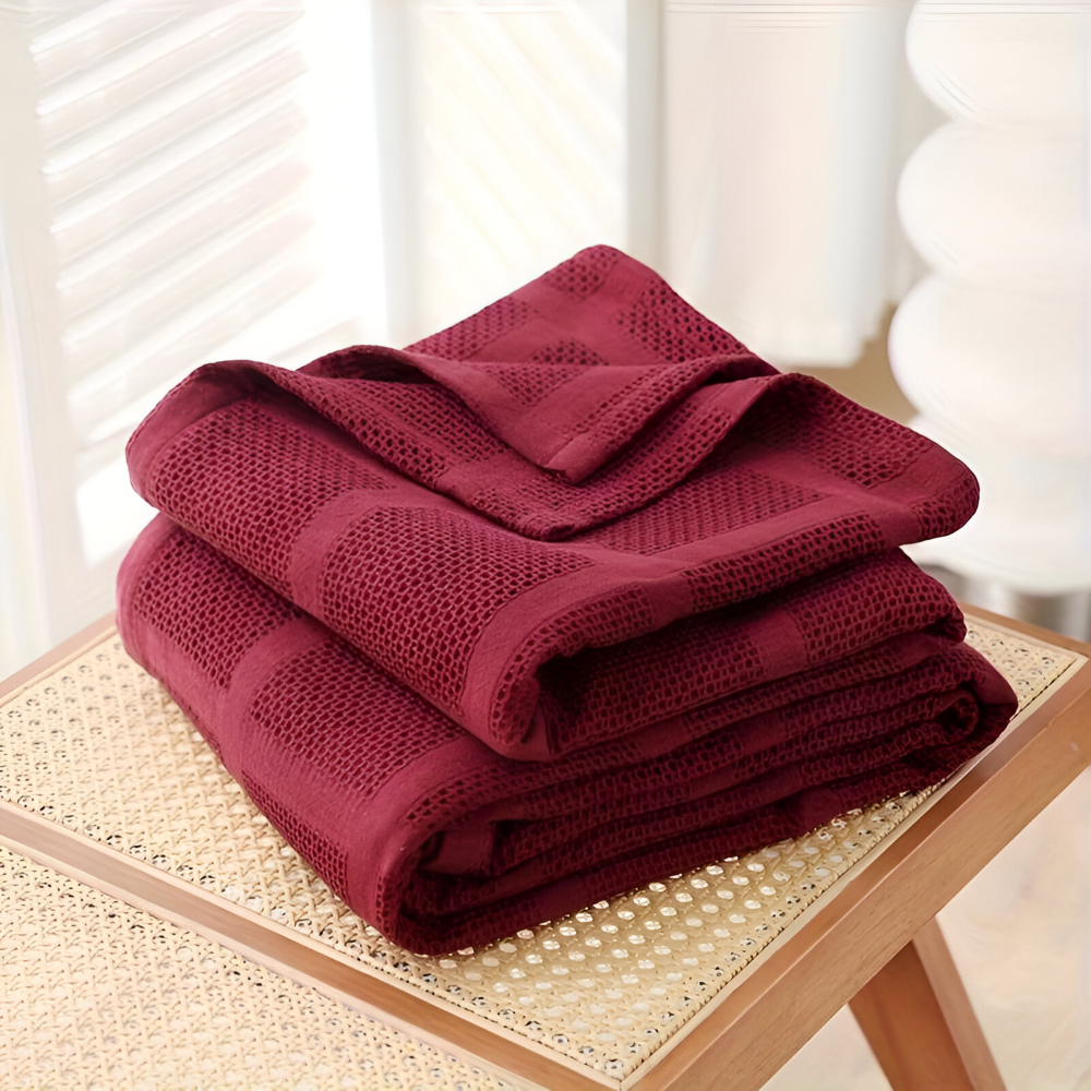 Couverture hypoallergénique en coton, motif vichy intemporel, pour votre confort.