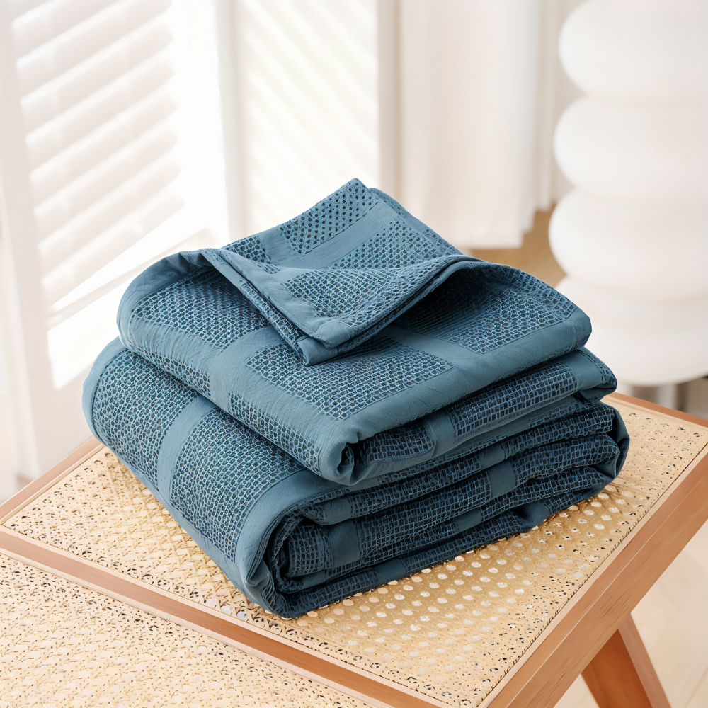Douceur et style : plaid en coton motif vichy, respirant et parfait pour la maison.