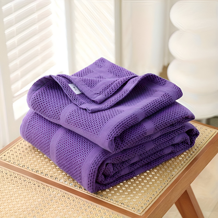Jeté de canapé ou de lit en coton doux, motif vichy, crée une ambiance cosy.