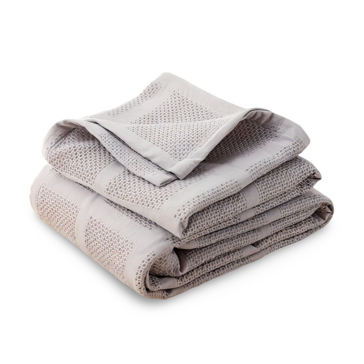 Plaid douillet en coton motif vichy, respirant, parfait pour les soirées fraîches.