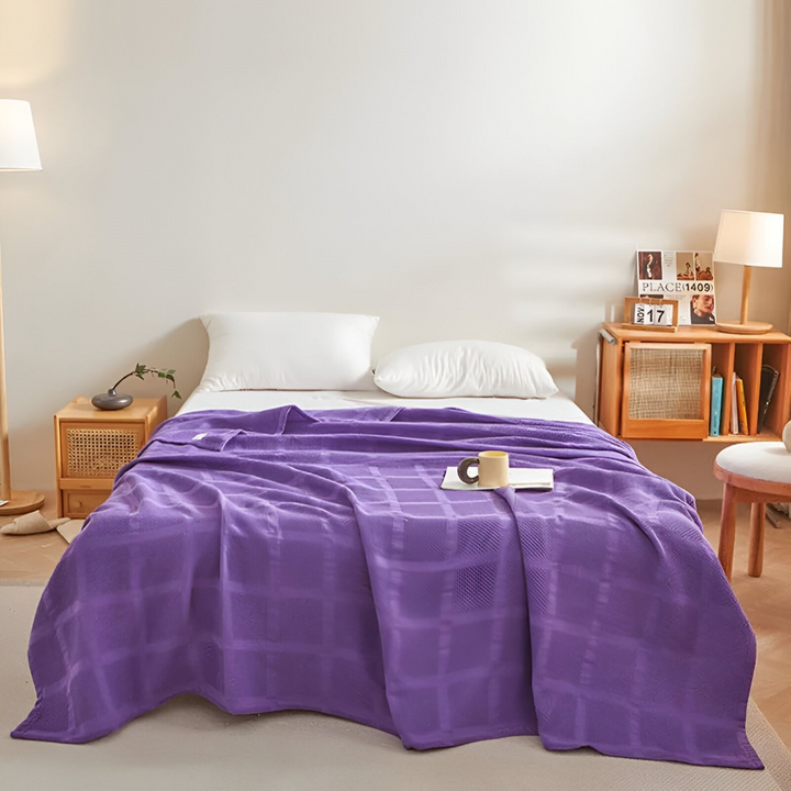 Couverture de lit hypoallergénique en coton, motif vichy, apporte style et confort.