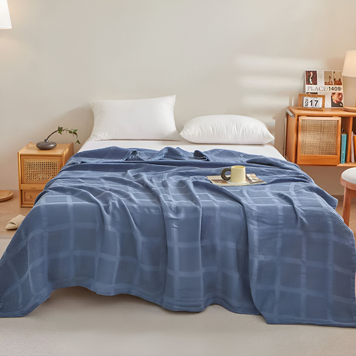 Plaid toutes saisons en coton doux, motif vichy, idéal pour se blottir au lit.