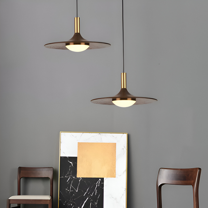 Suspension LED ronde, design nordique élégant, lumière douce et efficace.