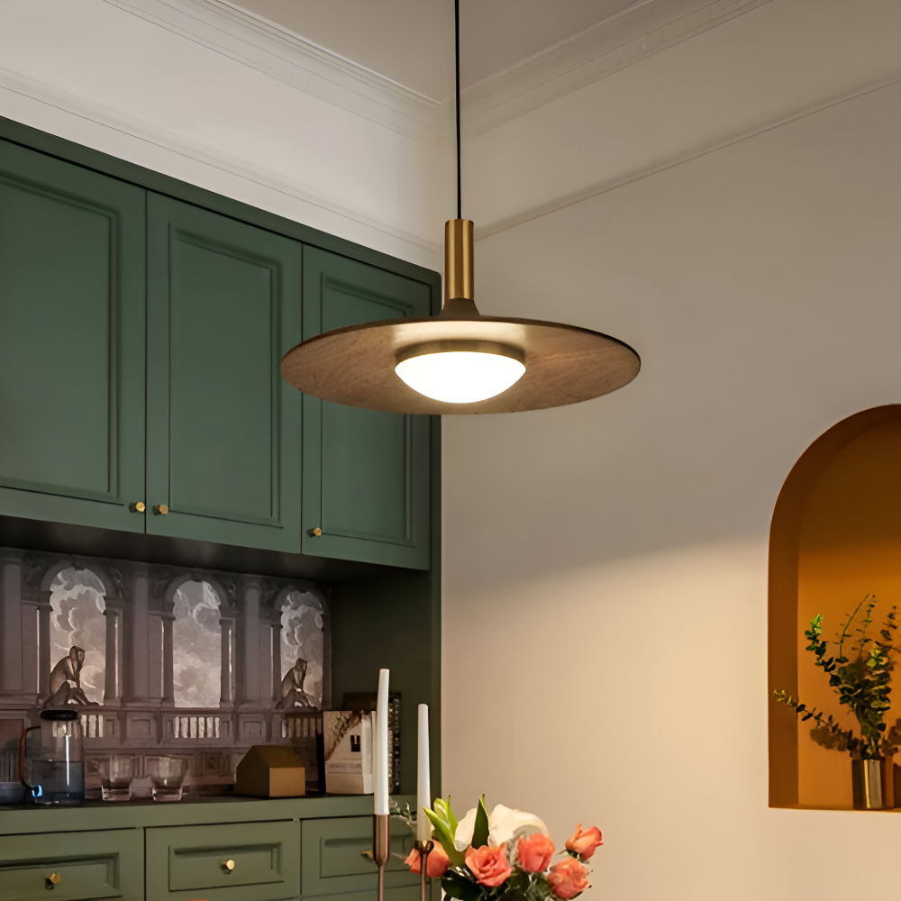 Suspension LED ronde nordique, design moderne et minimaliste pour éclairage intérieur chaleureux.