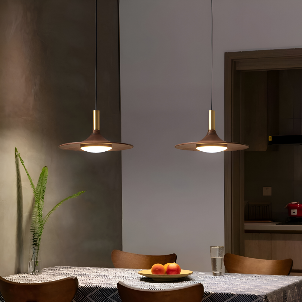 Suspension LED ronde offrant un éclat chaleureux, parfaite pour une déco scandinave.