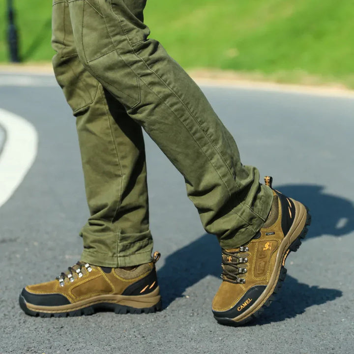Chaussures de marche homme polyvalentes, idéales pour l'aventure et la marche en montagne.