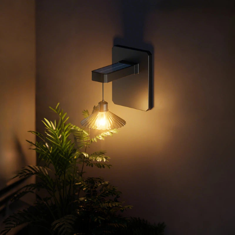 Lampe d'extérieur solaire à LED, design avec abat-jour. Parfait pour un éclairage mural décoratif de jardin ou terrasse.