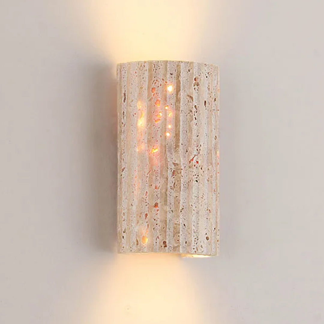 Luminaire mural minimaliste en pierre naturelle travertin, offrant une lumière chaude pour une ambiance cosy.