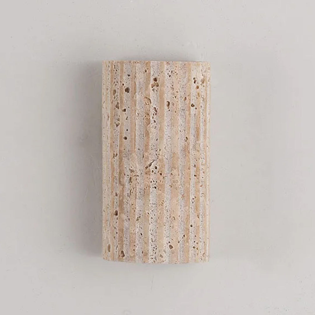 Éclairage décoratif demi-cylindre en travertin, parfait pour un intérieur moderne et une touche de design.