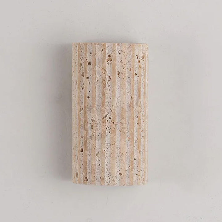 Éclairage décoratif demi-cylindre en travertin, parfait pour un intérieur moderne et une touche de design.