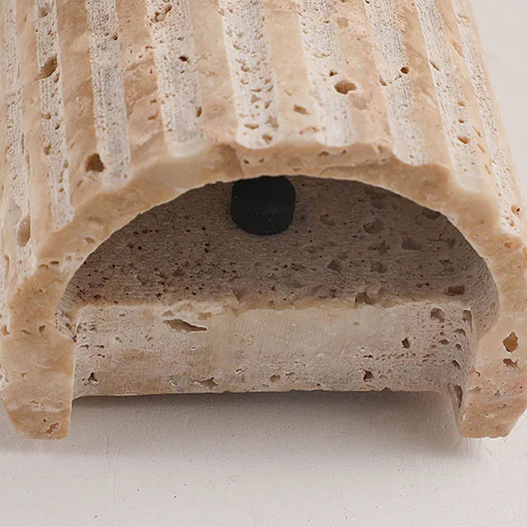 Lampe murale contemporaine en travertin naturel, design demi-cylindre, idéale pour la décoration intérieure.