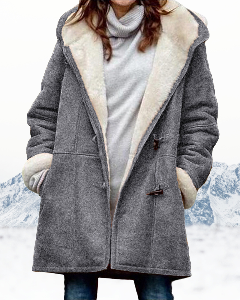 Duffle coat long femme tendance avec fermeture brandebourg et grande capuche pour un hiver confortable et mode.