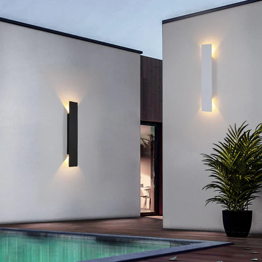 Lampe murale LED Aqualume étanche IP65, design moderne et économe en énergie. Parfaite pour éclairer jardin/terrasse.