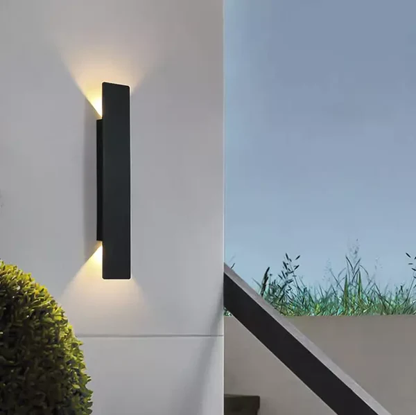 Lampe murale LED Aqualume économe en énergie, design moderne. Étanche IP65 pour éclairage extérieur de jardin et terrasse.