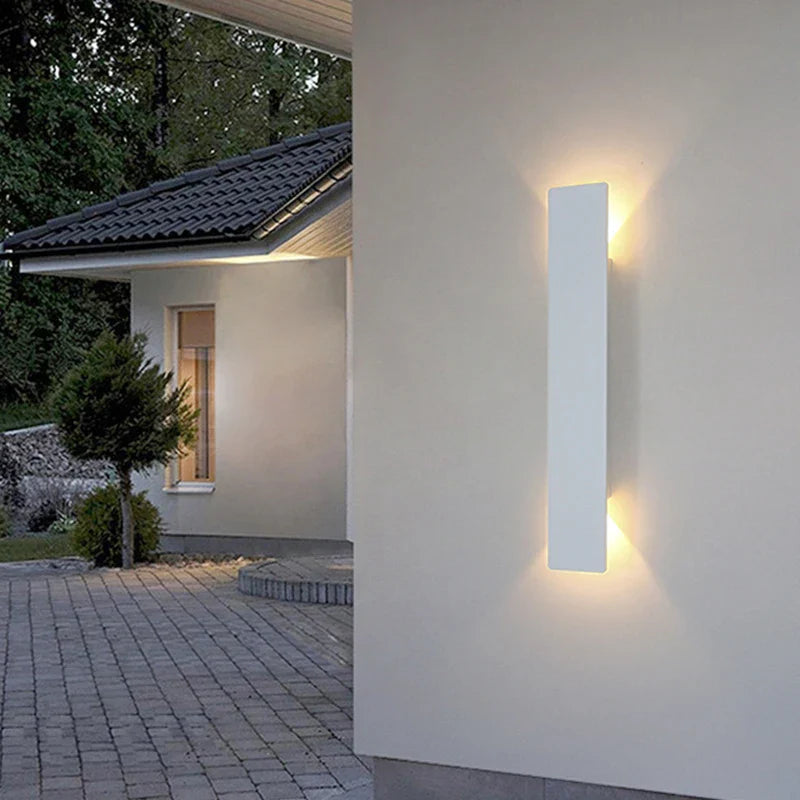 Applique LED Aqualume pour extérieur, design moderne. Étanche IP65, idéale pour éclairage mural de terrasse ou allée.