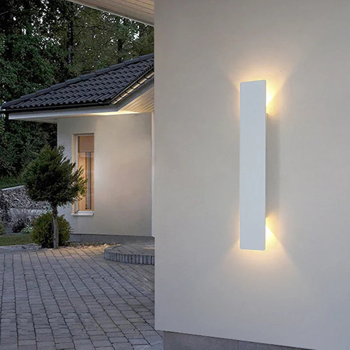 Applique LED Aqualume pour extérieur, design moderne. Étanche IP65, idéale pour éclairage mural de terrasse ou allée.