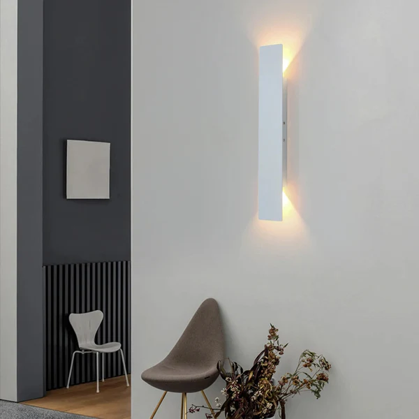 Luminaire façade LED Aqualume étanche IP65, design moderne. Éclairage extérieur performant et économique pour maison.