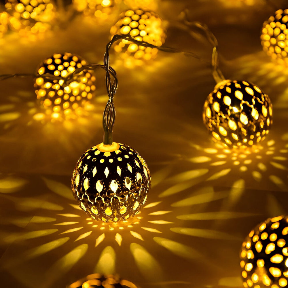 Guirlande solaire LED avec lanternes marocaines, idéale pour jardin et terrasse. Ambiance chaleureuse.
