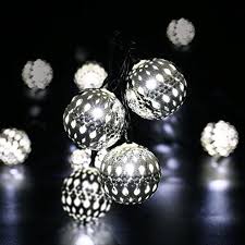 Lanternes marocaines solaires pour une décoration extérieure élégante, éclairage LED doux et stylé.