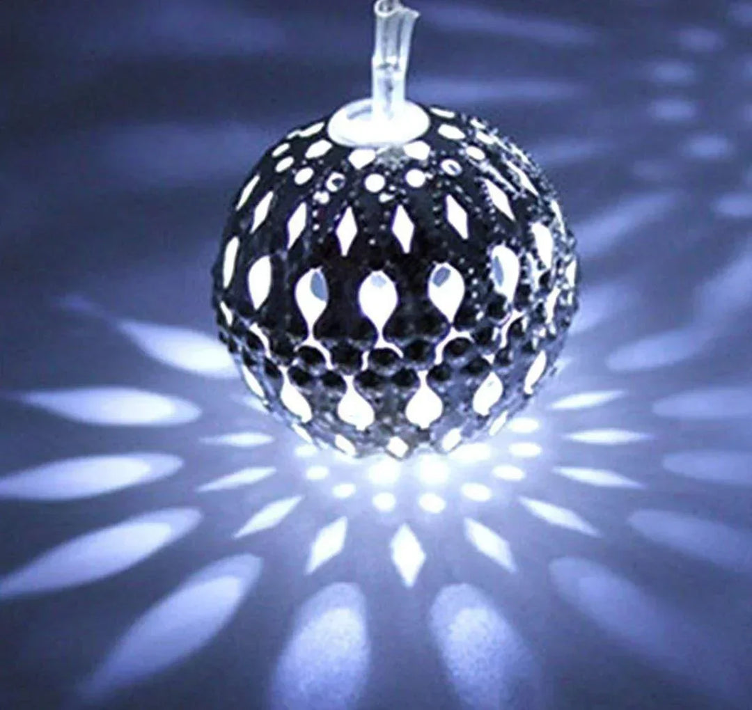 Guirlande lumineuse solaire étanche avec lanternes marocaines LED, parfaite pour toute décoration extérieure.