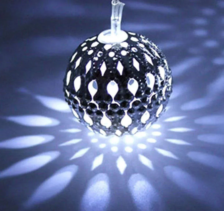 Guirlande lumineuse solaire étanche avec lanternes marocaines LED, parfaite pour toute décoration extérieure.