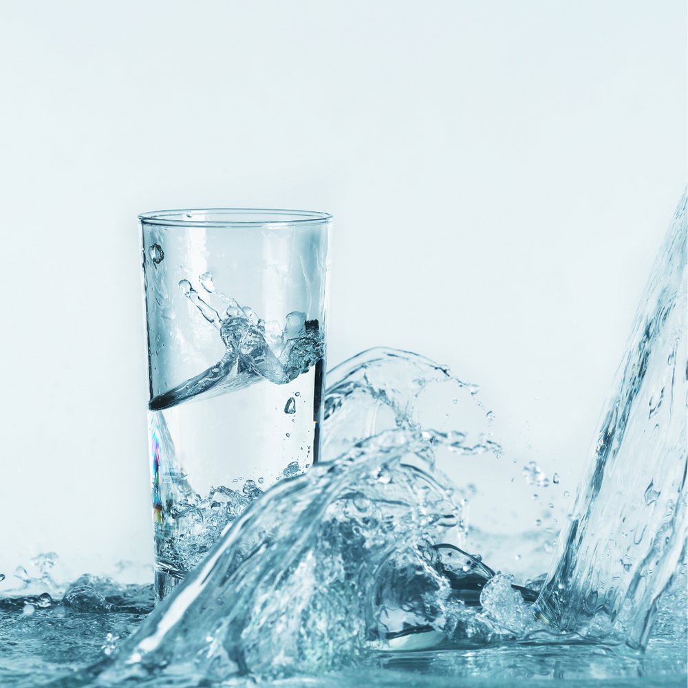 Générateur d'eau hydrogénée par électrolyse, offrant une hydratation antioxydante pour vitalité et santé.