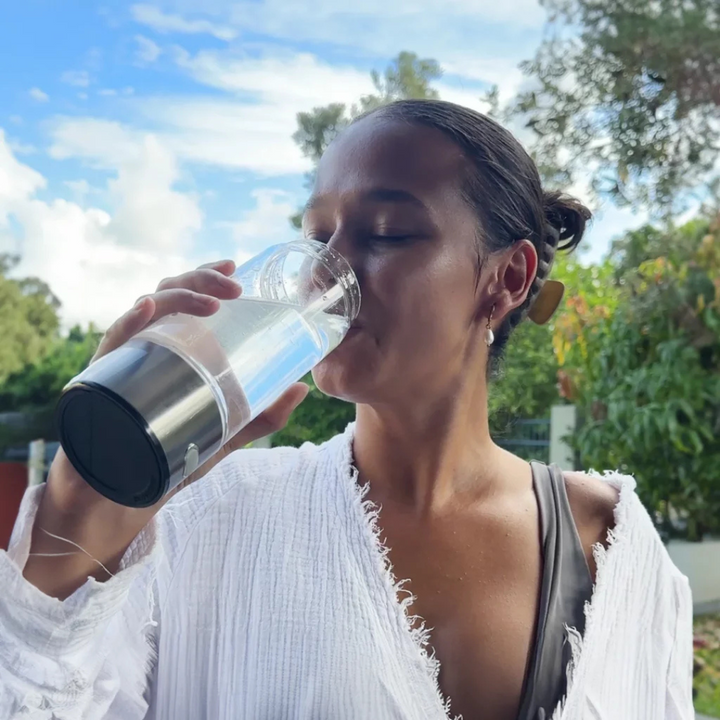 Bouteille génératrice d'eau hydrogénée portable, favorisant énergie et bien-être pour un mode de vie sain.