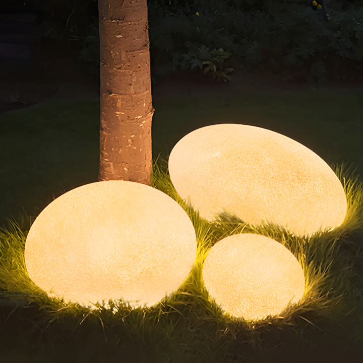 Boule lumineuse LED étanche IP65 pour jardin, résistante aux intempéries, crée une ambiance chaleureuse extérieure.