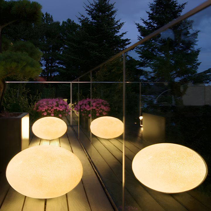 Boule lumineuse de jardin LED résistant intempéries IP65, offrant une lumière chaude et une ambiance agréable pour l'extérieur.
