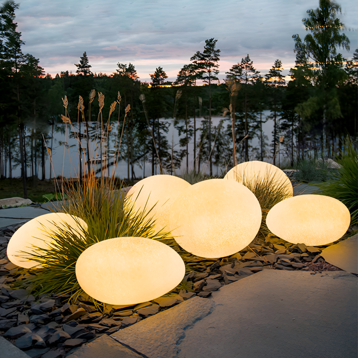 Décoration jardin LED: boule lumineuse moderne créant une ambiance douce et chaleureuse pour terrasses et espaces verts.