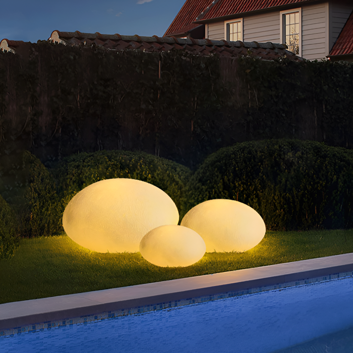 Éclairage extérieur LED: lampe boule sphérique étanche pour jardin, balcon ou terrasse, diffuse une lumière chaude.