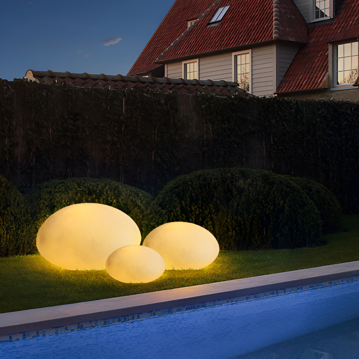 Boule lumineuse LED étanche et robuste pour décoration de jardin. Apporte une touche moderne et une lumière douce à l'extérieur.