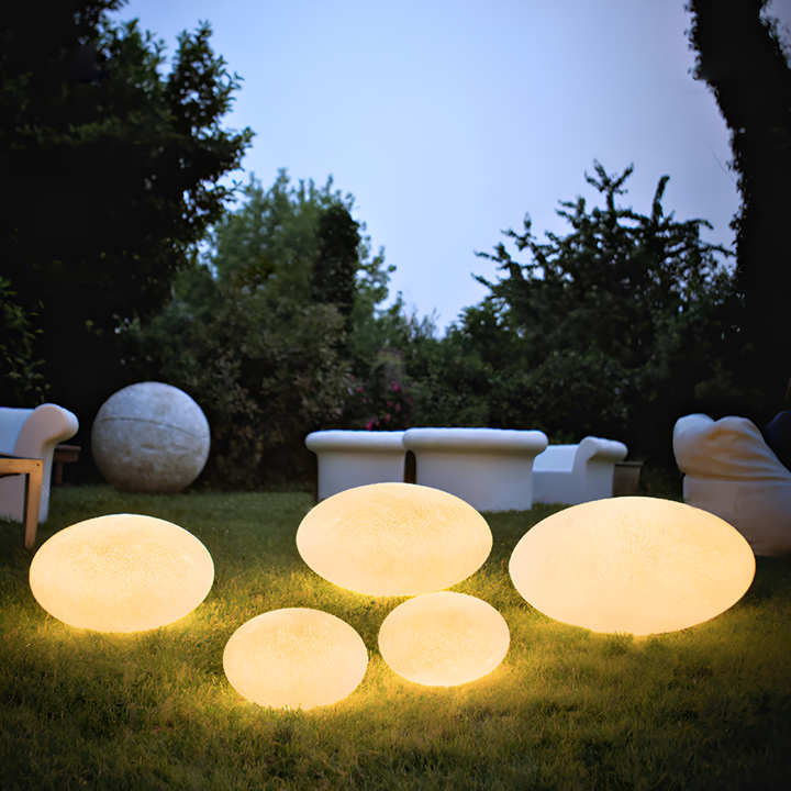 Lampe LED boule résistante aux intempéries pour éclairage de jardin, allées ou bordures, IP65, ambiance extérieure parfaite.