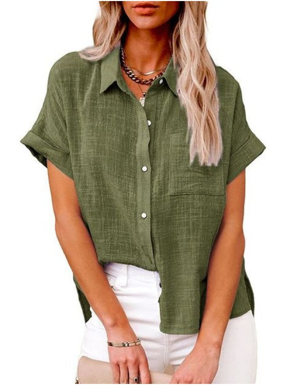 Chemise femme décontractée avec poche poitrine, manches courtes, tissu léger et polyvalent, confortable pour l'été.