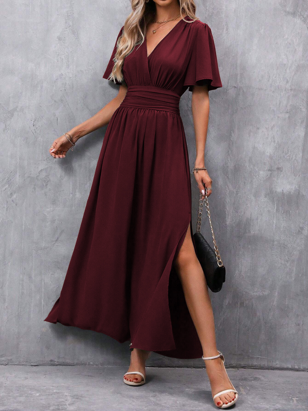 Robe longue femme élégante et fluide pour soirée chic ou cérémonie, avec ceinture discrète. Parfaite pour gala.